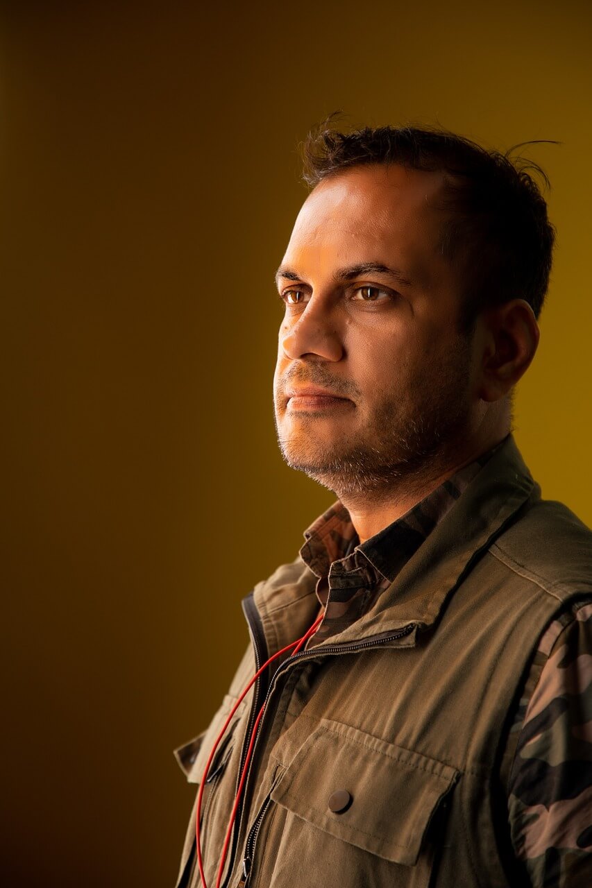 Egy felnőtt férfi, sárga háttérrel, aki véleményt írt a Masszázs Varázs szolgáltatásáról.